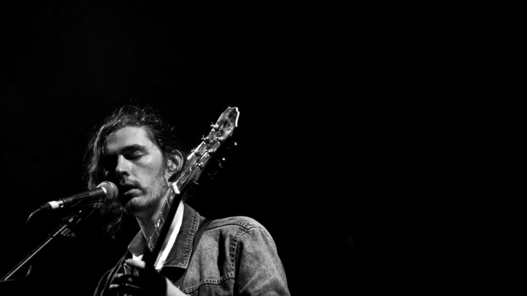 Moody Black & White Wallpaper: Indie Musician with Acoustic Guitar