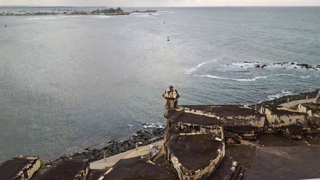 Castillo San Felipe del Morro fortress above gray ocean under moody overcast skies wallpaper