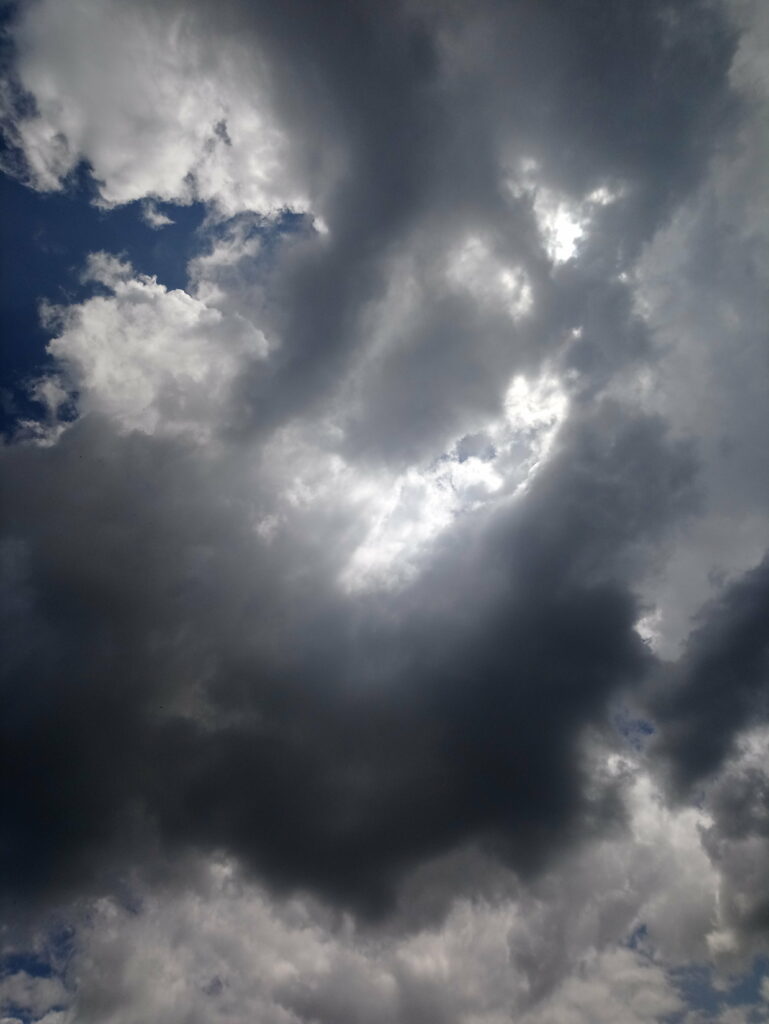 Moody HD Phone Wallpaper: Dramatic Sky & Dark Clouds Background
