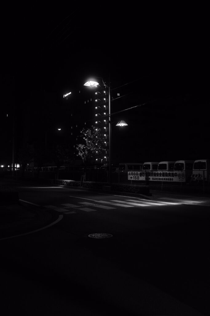 Moody Nighttime Street Scene: Glowing Lights & Urban Atmosphere Wallpaper