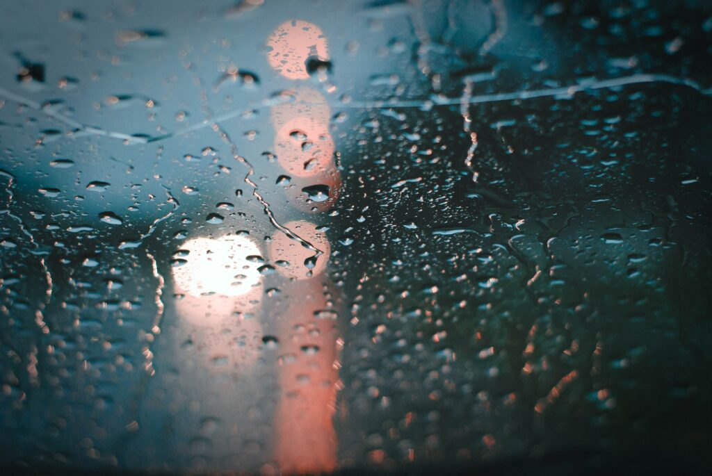 Moody Water Droplet Wallpaper: Soft Bokeh & Reflective Texture