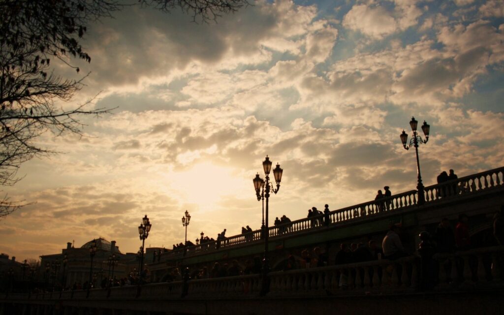 Scenic Moscow Bridge at Sunset: Warm Light & Ambient Glow Wallpaper