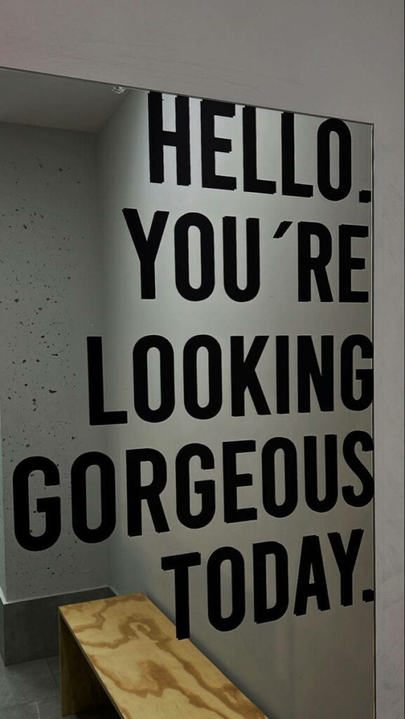 Motivational Quote Wallpaper: 'Hello Gorgeous' in Bold Black