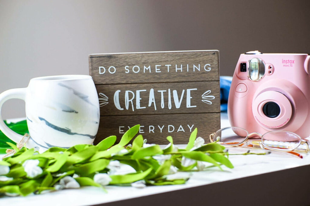 Motivational Wallpaper: Do Something Creative Everyday with Cozy Décor