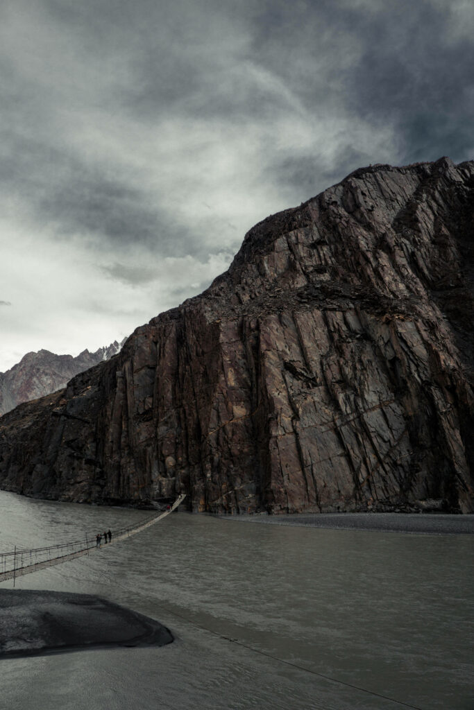 Majestic Mountain Bridge: Enthralling Aesthetic Lockscreen Wallpaper