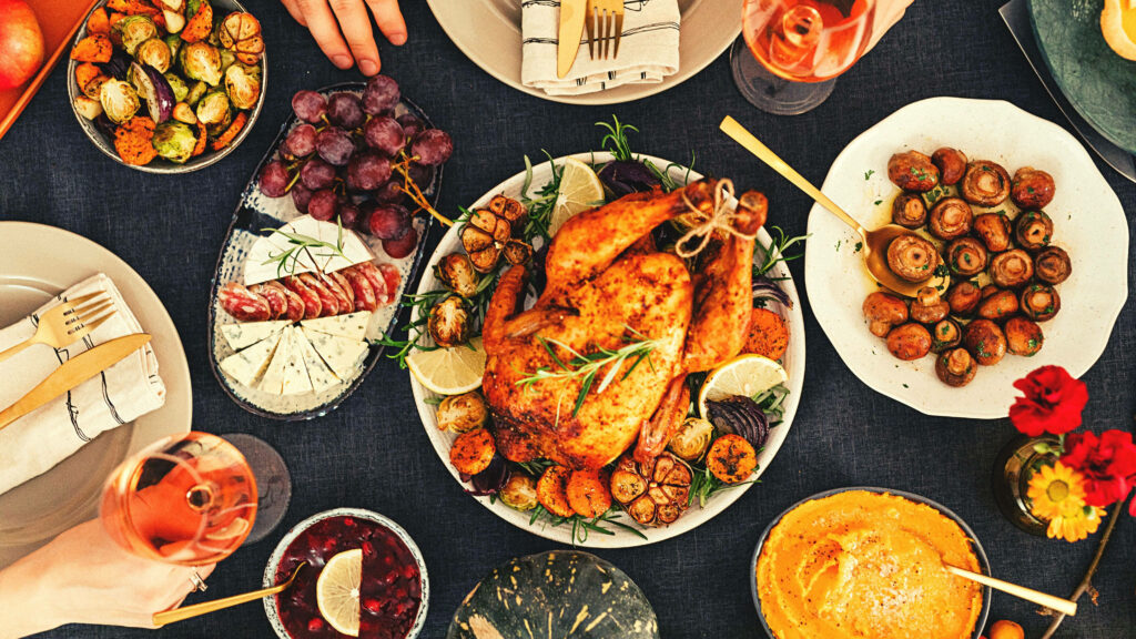 Delicious Roasted Chicken Wallpaper with Flavorful Sides & Fresh Fruits