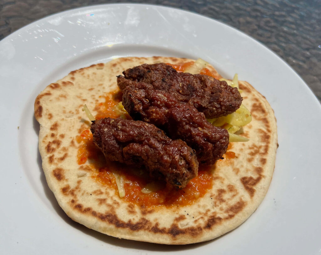 Delicious Ćevapi Sausage Wallpaper: Pita, Sauces & Fresh Toppings