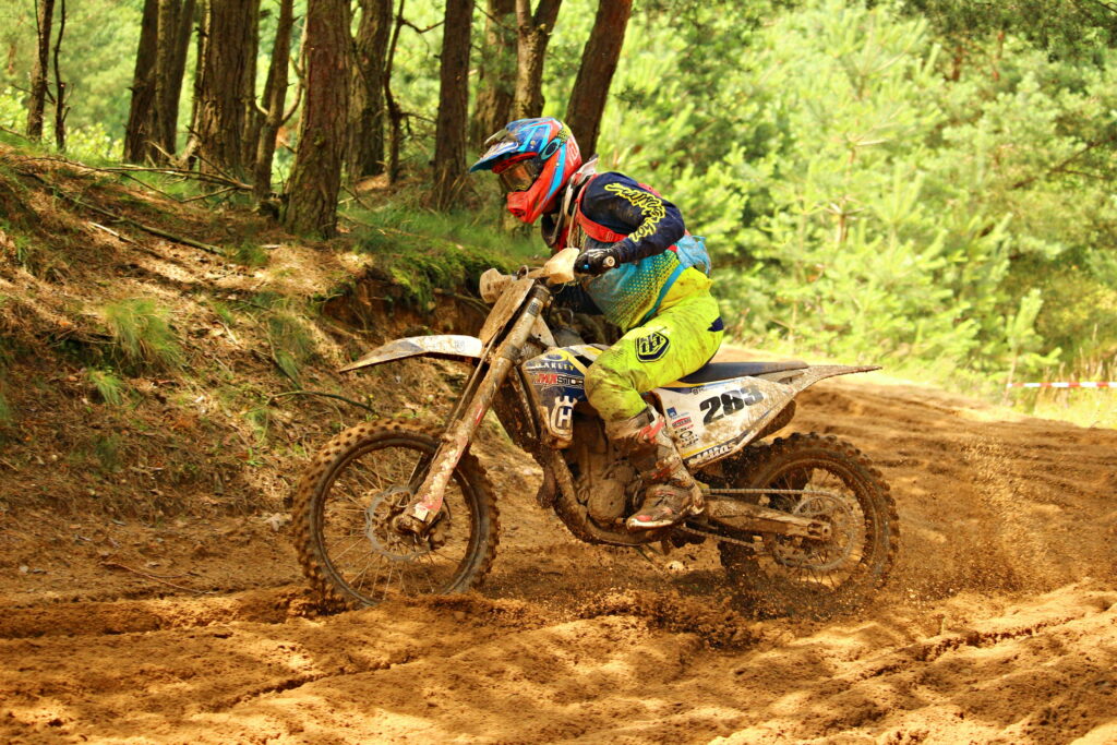 Mud-splattered Adventure: A Trailblazing Biker Conquers the Muddy Path Wallpaper