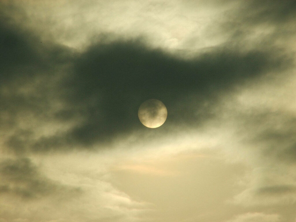 Spooky Moonlit Wallpaper: Dark Clouds & Eerie Atmosphere