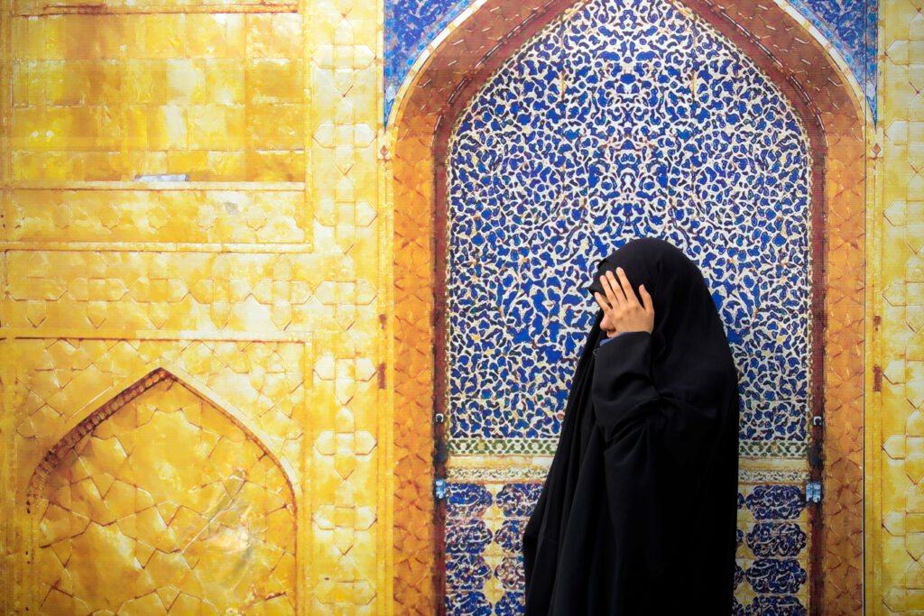 Mysterious allure: Captivating Islamic woman veils her face in a Chador Wallpaper