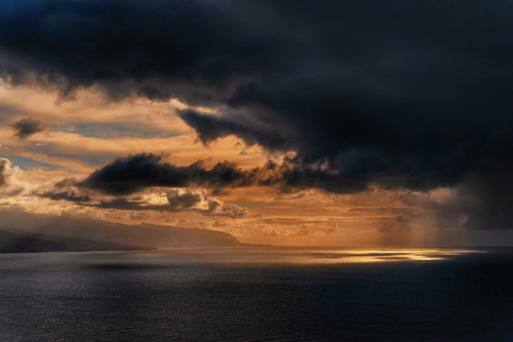 Dreamy Vista: Majestic Clouds Embracing the Vast Ocean Wallpaper