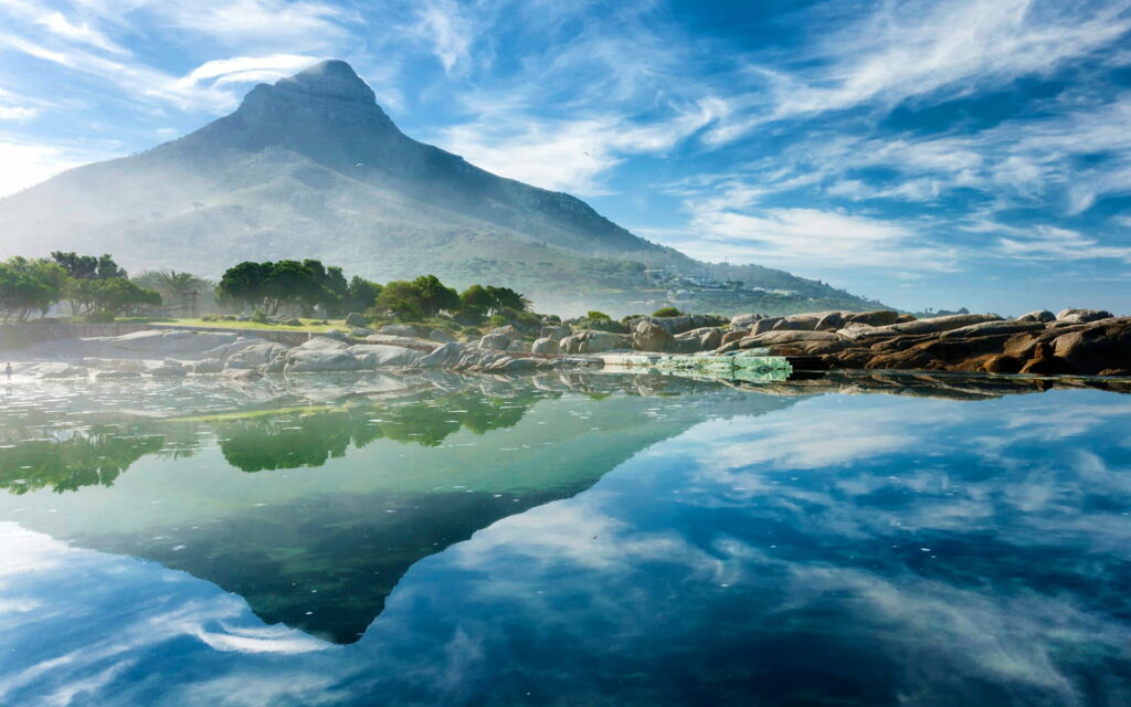 Aqua Mirror: Nature's HD Wallpaper of Ocean Reflection