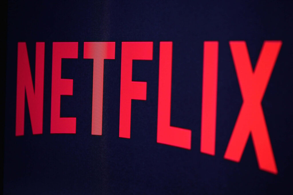 Dramatic Contrast: Netflix Logo Standout on Glimmering Black Canvas Wallpaper