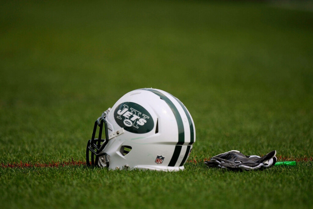 New York Jets Helmet Wallpaper: Iconic Green & White Design