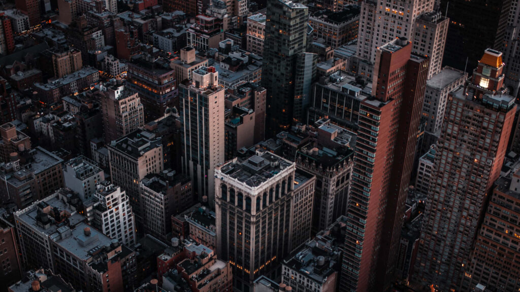 New York's Majestic Empire: Captivating Skyscraper in a Picturesque Manhattan Wallpaper