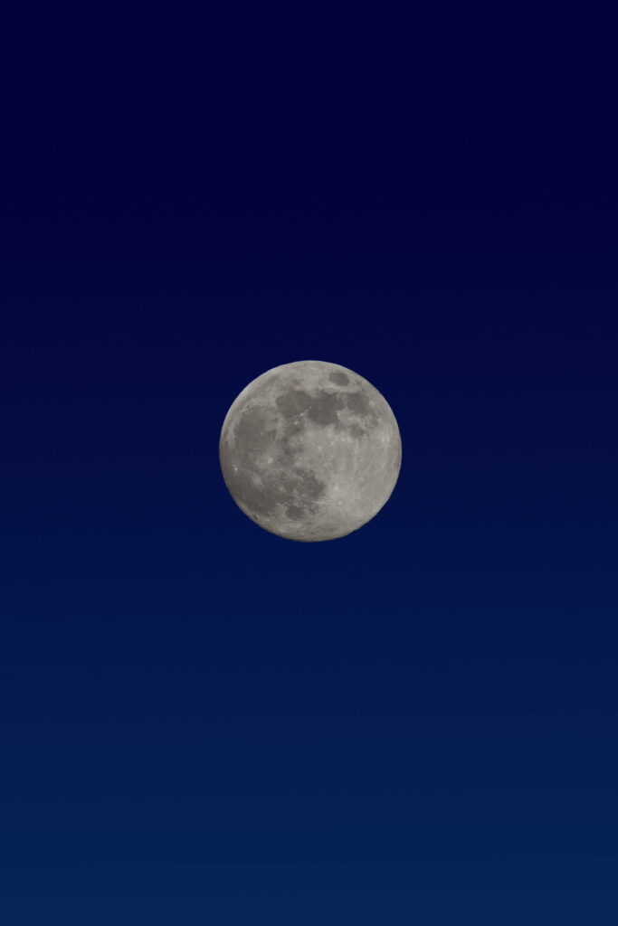 Majestic Nightlit Skies: HD Full Moon Phone Wallpaper
