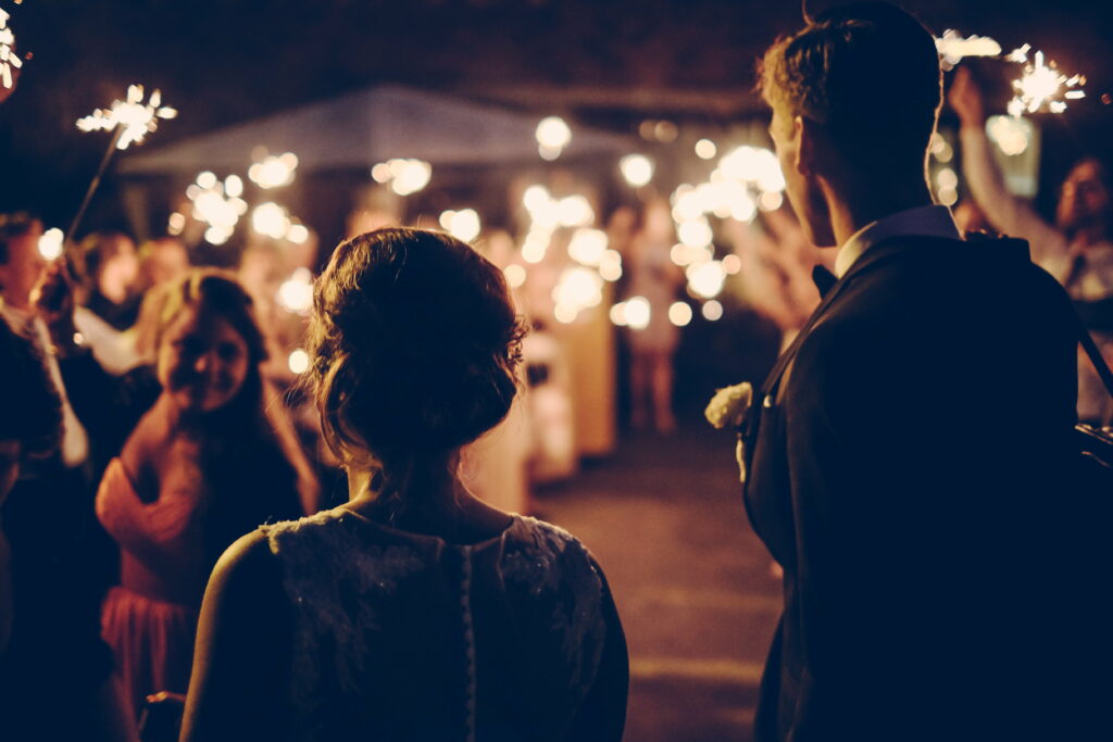 Elegant Night Affair: A Captivating Couple in HD Wallpaper