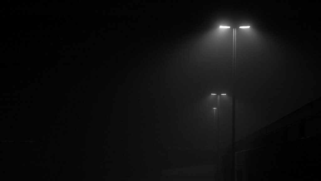 Midnight Illumination: A Stunning HD Black and White Wallpaper of a Street Light in the Darkness