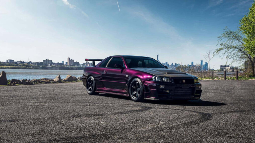 Stunning Nissan Skyline R33 GTR Wallpaper in Urban Setting