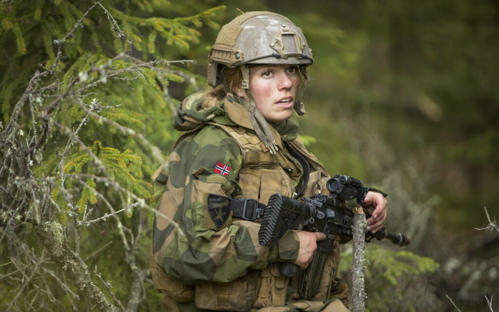 Empowering Role Models: Norwegian Army Women Mastering the HK 416 Rifle under Sunlit Skies – A Captivating HD Wallpaper