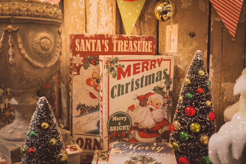 Nostalgic Christmas Wallpaper: Vintage Santa & Classic Holiday Decor