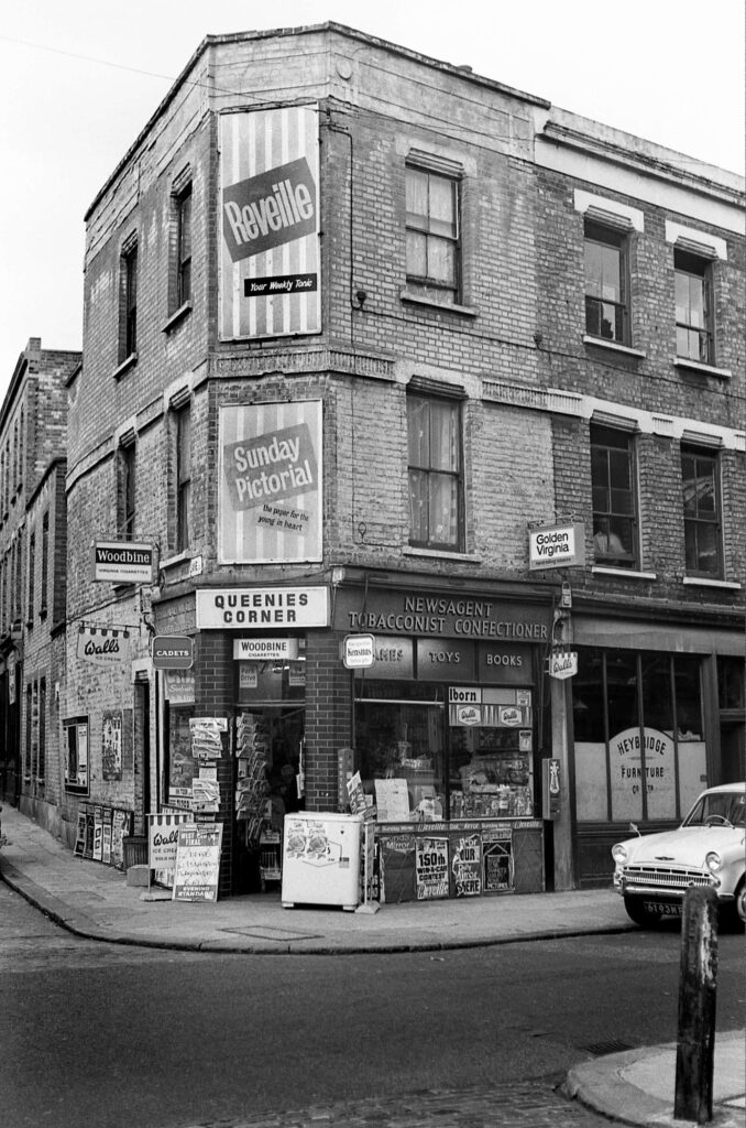 Nostalgic Corner Shop: Vintage Black & White Urban Charm Wallpaper