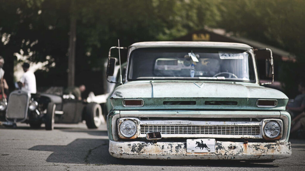 Nostalgic Vintage Wallpaper: Classic Hot Rod in Rustic Outdoor Scene