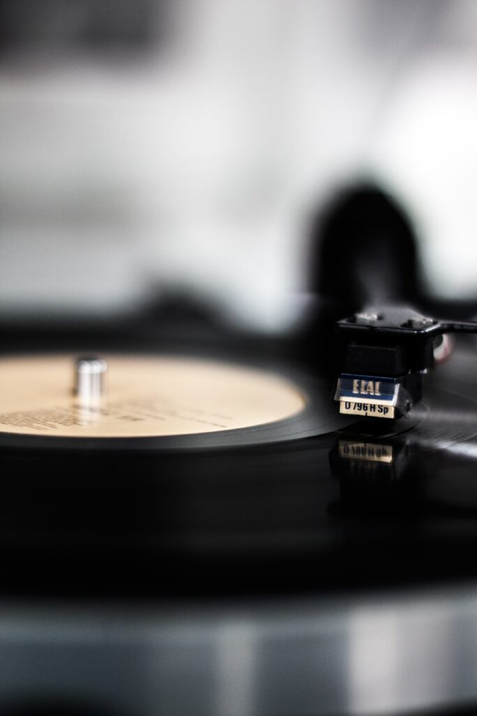 Nostalgic Black and White Wallpaper of a Vinyl Player Close-Up