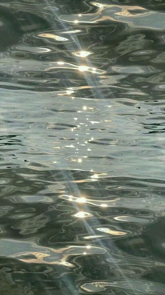 Sparkling Waves: Captivating Ocean Aesthetic for your iPhone Wallpaper