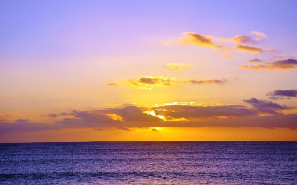 Serene Majesty: Mesmerizing Ocean Sunset with Majestic Clouds Wallpaper