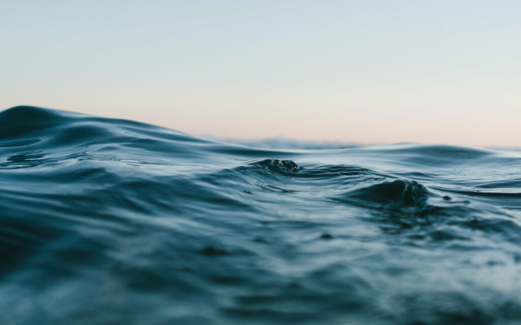 Sunset Serenade: A Breathtaking Evening by the Waving Sea Wallpaper