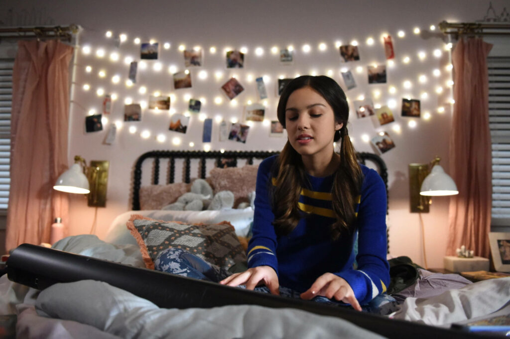 Olivia Rodrigo Piano Wallpaper: Cozy Bedroom with String Lights