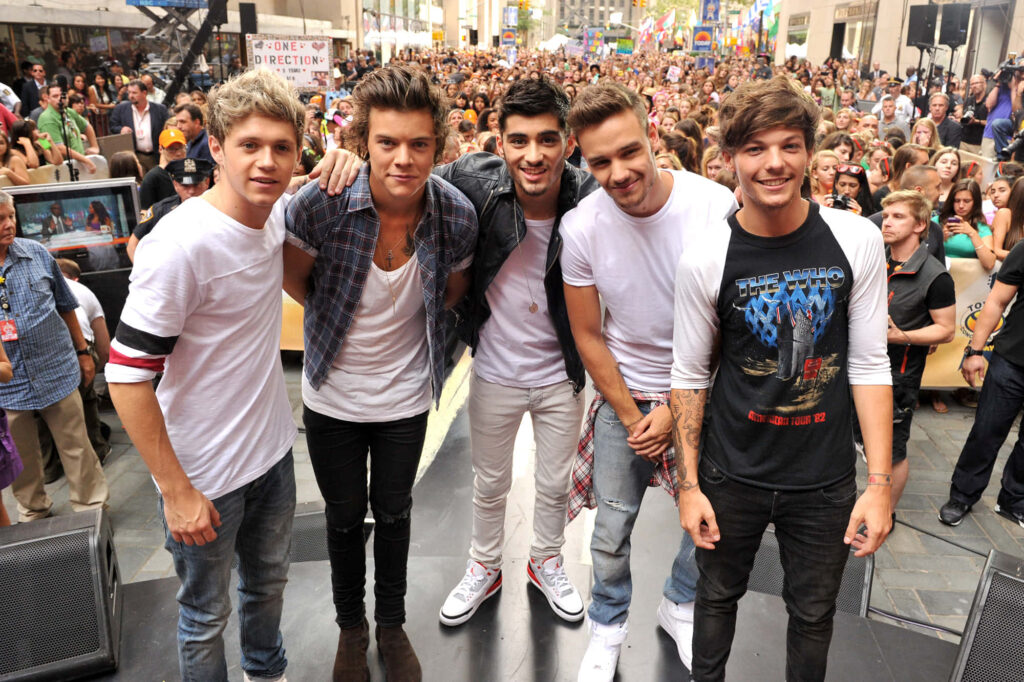 Setting Off with Style: One Direction's Legendary Boy Band Embarking on a New Journey Wallpaper