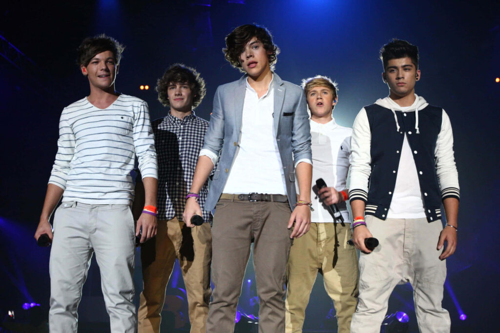 Laid-Back Fun in the Sun: One Direction's Quintet Shines in Stylish Outfits Wallpaper