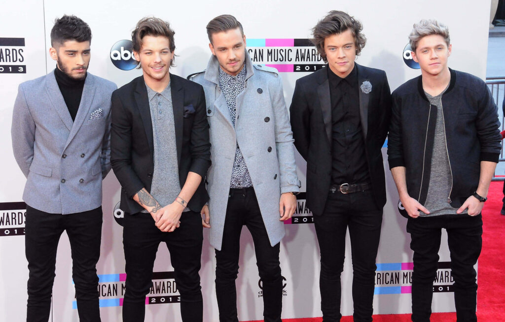 One Direction Mesmerizes Multitude of Enthusiastic Music Lovers Wallpaper