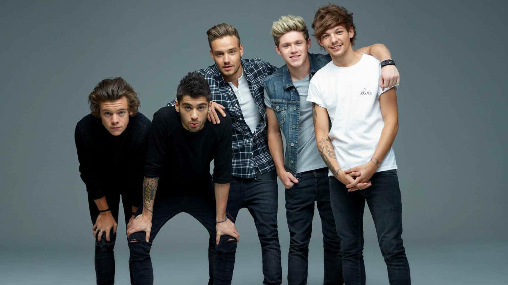 Aesthetic Harmony: One Direction Members Strike a Timeless Pose on a Moody Gray Canvas Wallpaper