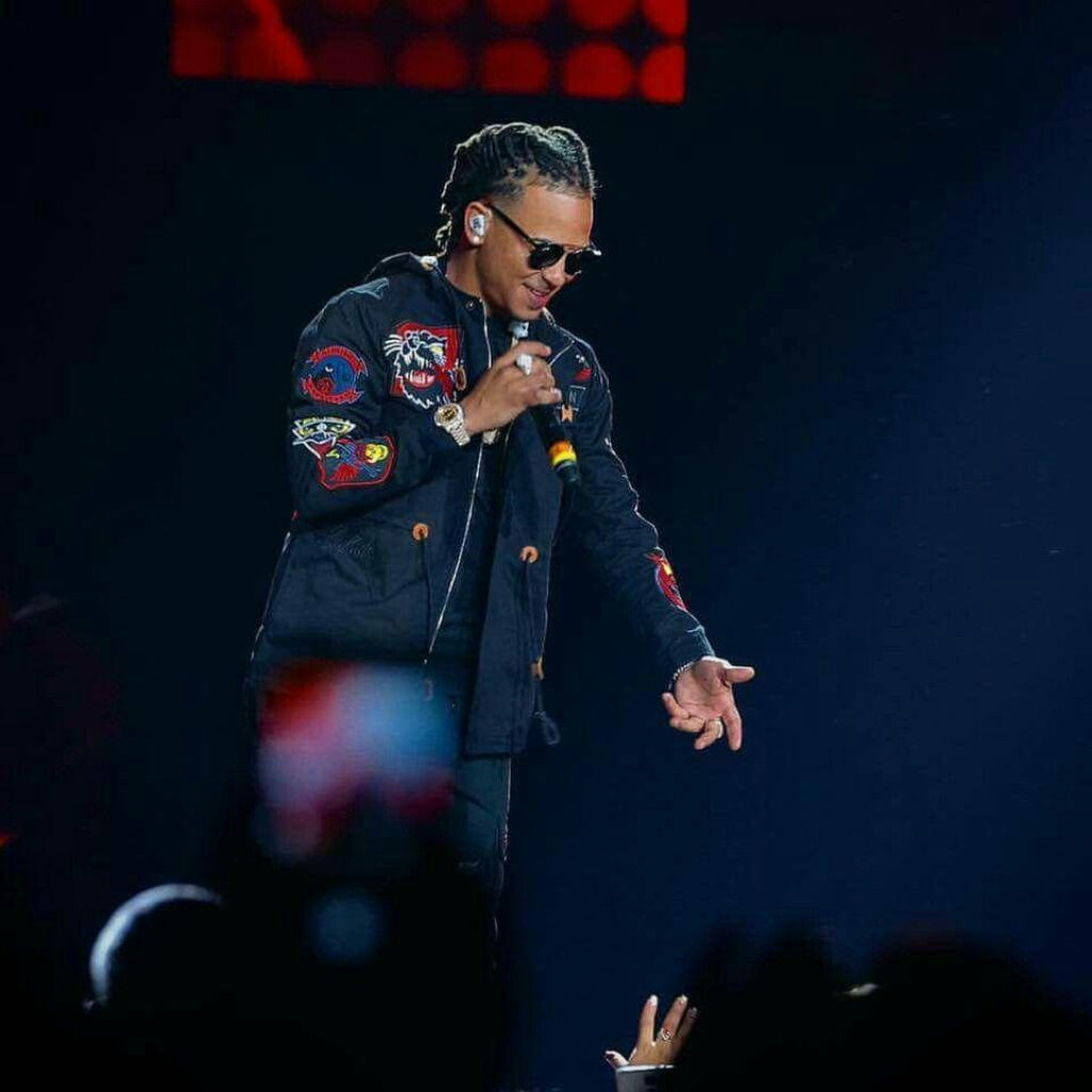 Ozuna Live Performance: Engaging Audience in Stylish Jacket & Sunglasses Wallpaper