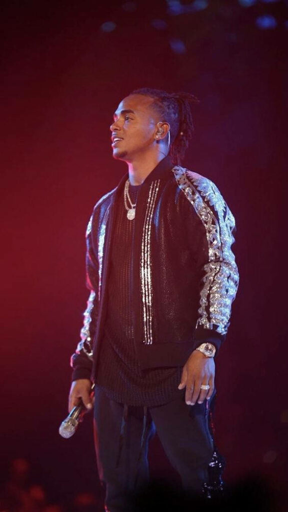 Vibrant Ozuna Live Wallpaper: Dynamic Stage Lighting & Stylish Outfit