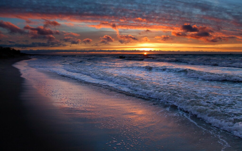 Heavenly Horizon: A Captivating Seascape of Hawaii's Breathtaking Beach Wallpaper