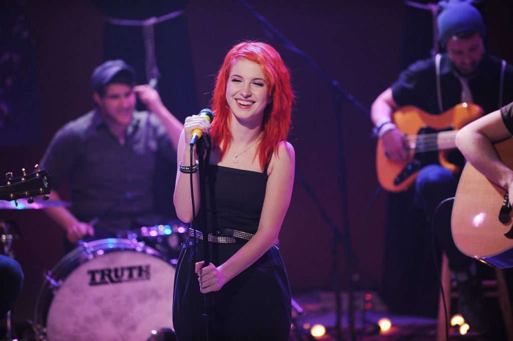 Hayley Williams of Paramore performing live with orange hair and TRUTH drum kit on MTV Unplugged Wallpaper