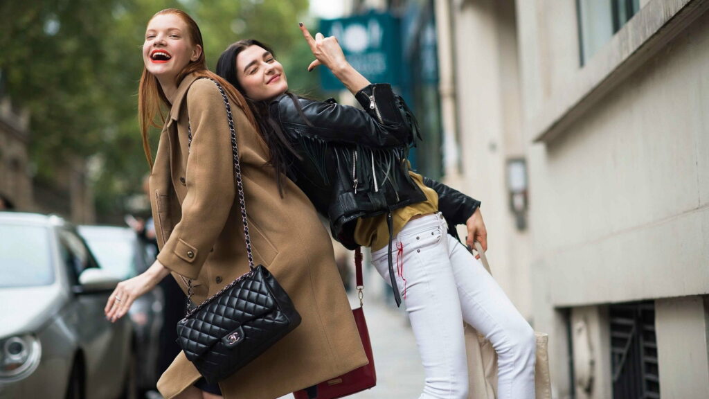Elegance on Parisian Streets: A QHD Wallpaper Capturing Fashion Week's Stunning Street Style