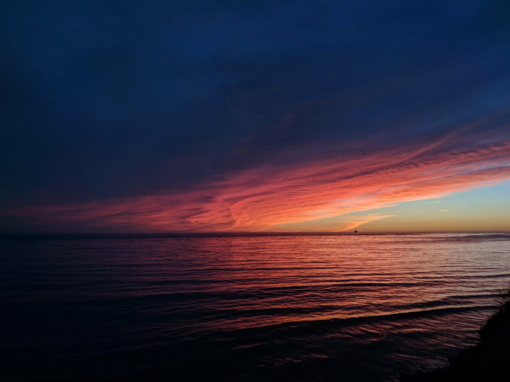 Harmony at Dusk: Serene Pastel Sea with Reflective Waves Wallpaper