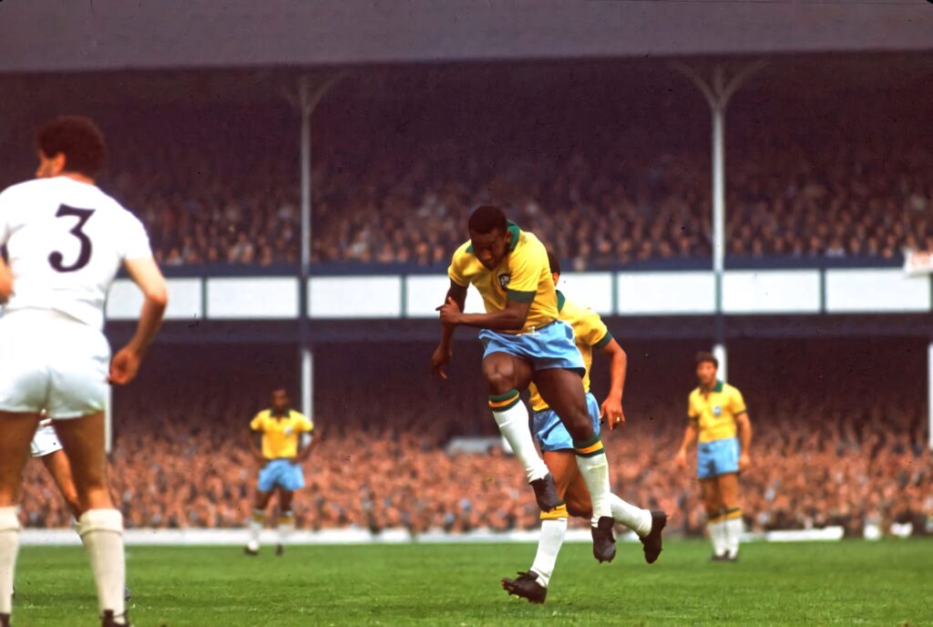 Pelé: Iconic Soccer Action Shot Wallpaper - Skill & Athleticism