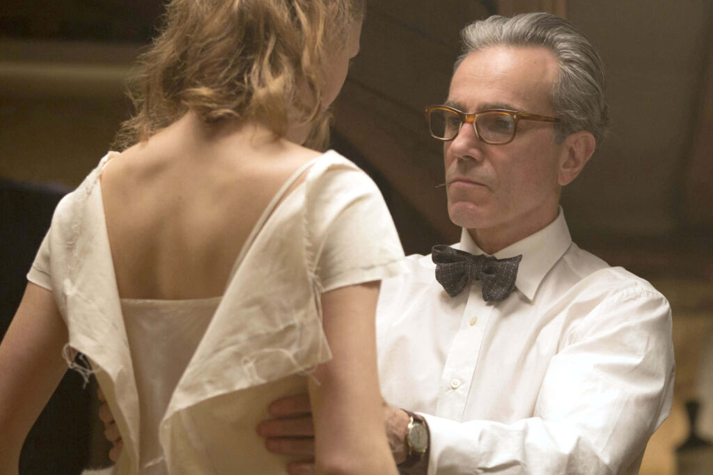 Phantom Thread wallpaper Daniel Day-Lewis Vicky Krieps elegant period costumes warm lighting