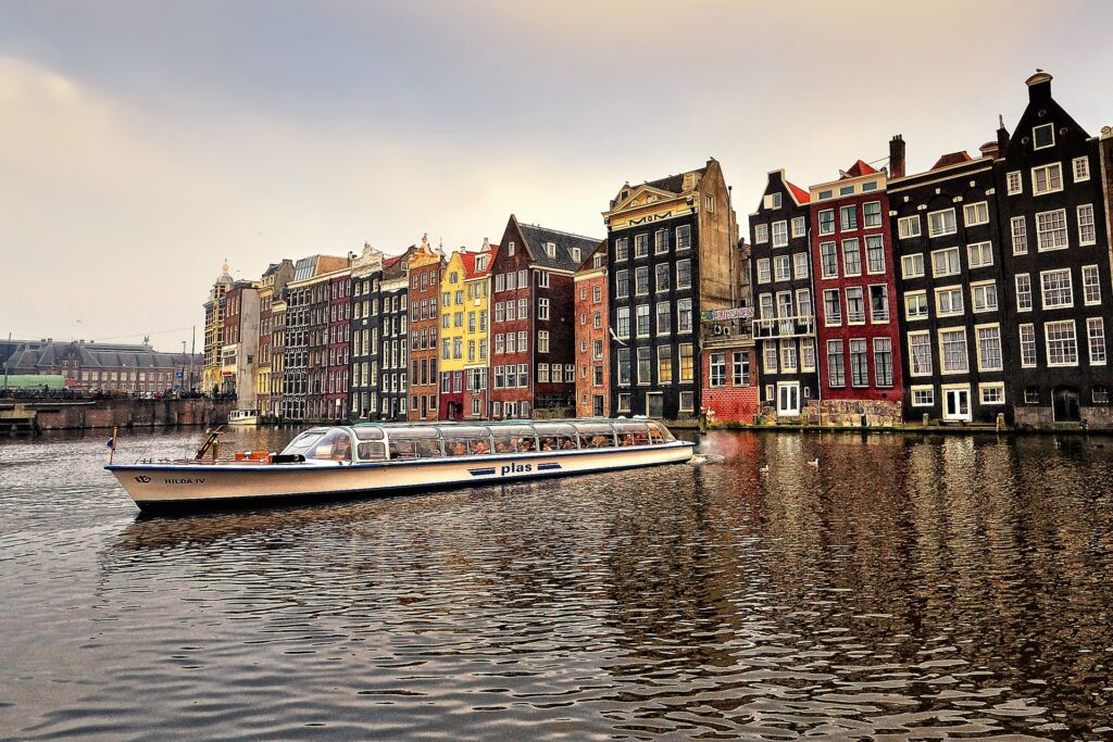Charming Amsterdam Canal Wallpaper: Historic Buildings & Peaceful Waters