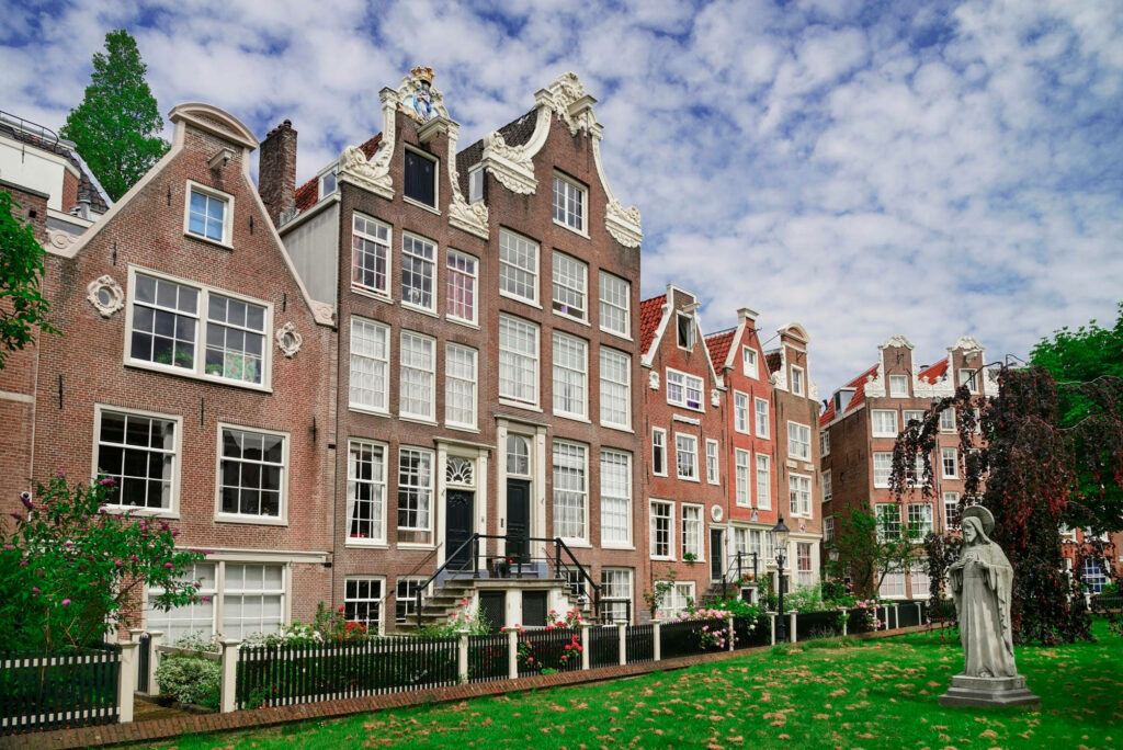 Scenic Begijnhof Amsterdam: Dutch Architecture & Lush Greenery Wallpaper