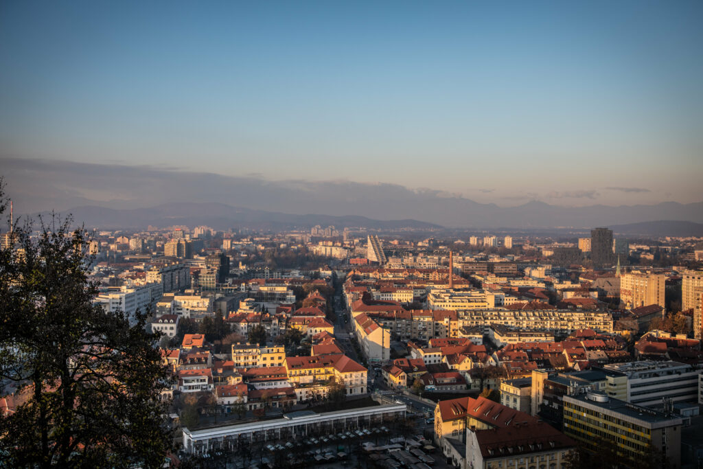Picturesque Cityscape Wallpaper: Urban Charm Meets Mountain Beauty
