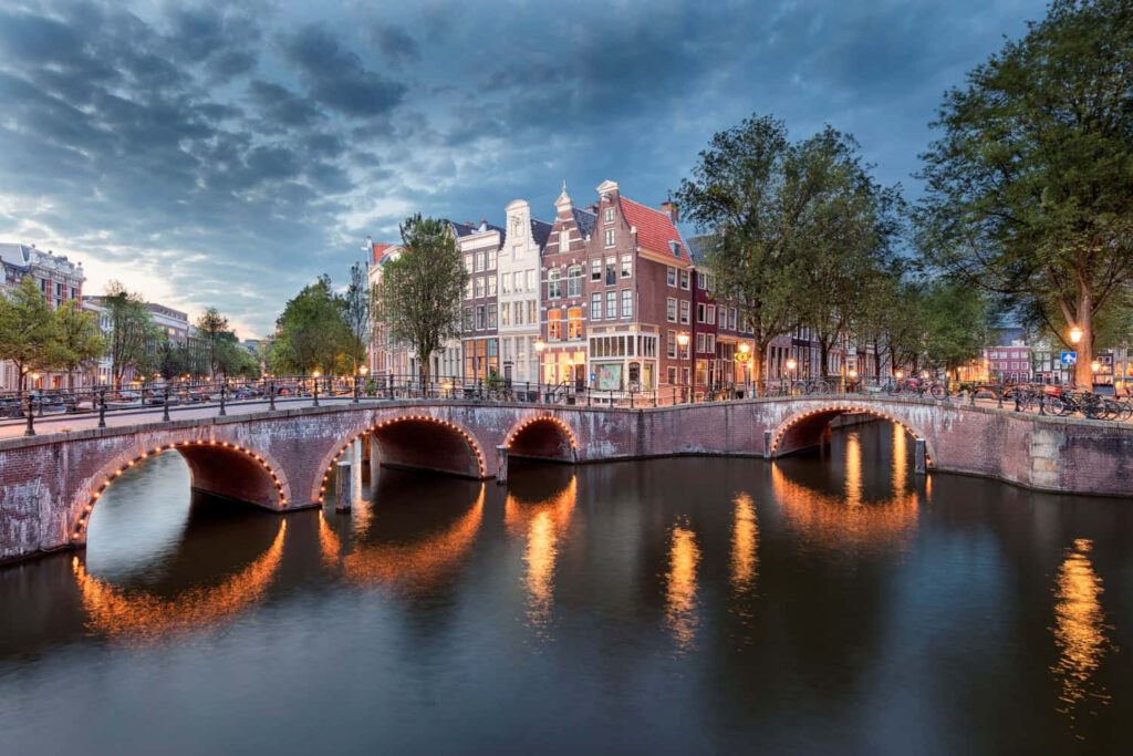 Scenic Netherlands Evening: Historic Architecture & Illuminated Canals Wallpaper