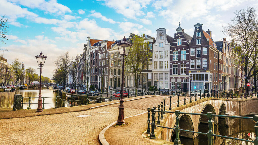 Keizergracht Bridge: Charming Dutch Architecture & Canal Serenity Wallpaper