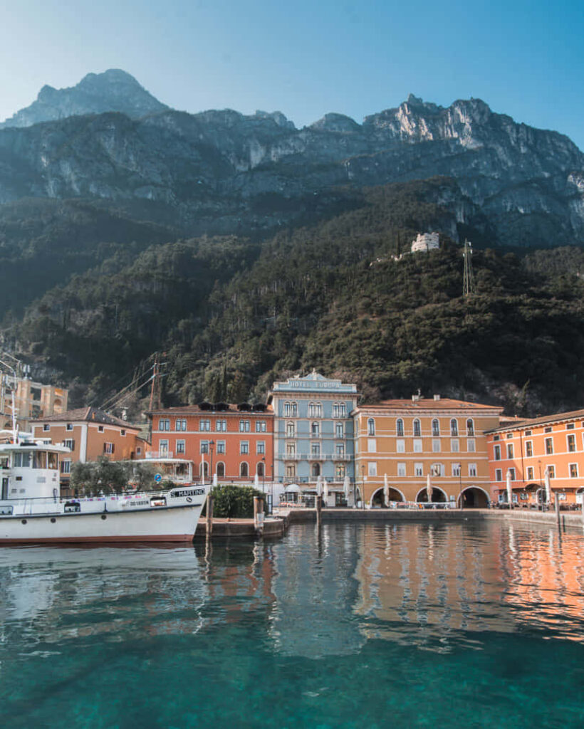 Picturesque Lake Garda Waterfront: Serene Colors & Majestic Mountains Wallpaper